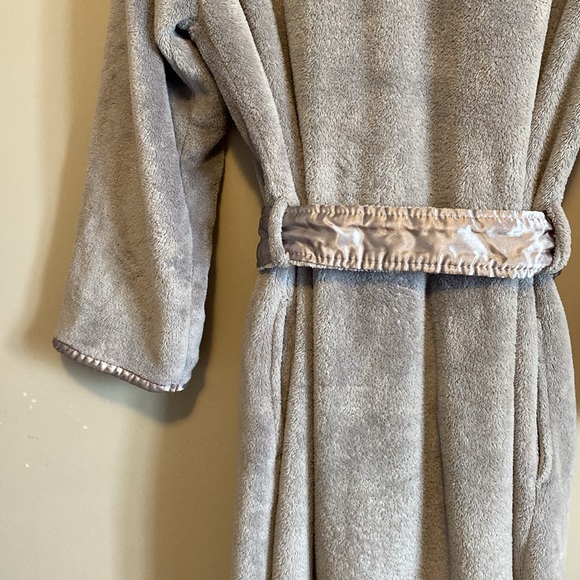 Oscar de la Renta bathrobe with beautiful trimming and belt. Size small. Gray. - Picture 10 of 12